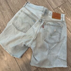 cute levi’s shorts 26w